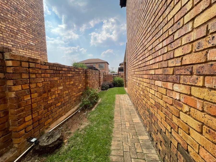 2 Bedroom Property for Sale in Wilgeheuwel Gauteng