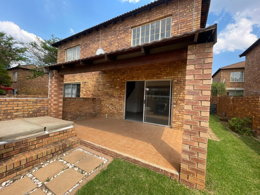 2 Bedroom Property for Sale in Wilgeheuwel Gauteng