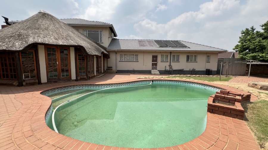 5 Bedroom Property for Sale in Helikonpark Gauteng
