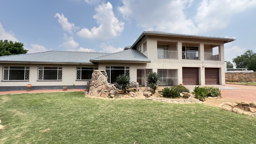 5 Bedroom Property for Sale in Helikonpark Gauteng