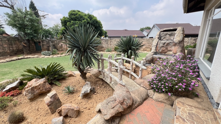 5 Bedroom Property for Sale in Helikonpark Gauteng