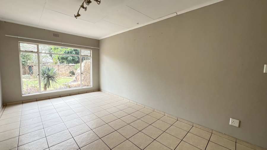 5 Bedroom Property for Sale in Helikonpark Gauteng