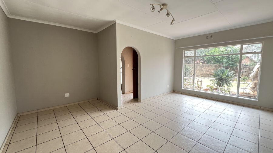 5 Bedroom Property for Sale in Helikonpark Gauteng