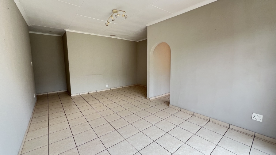 5 Bedroom Property for Sale in Helikonpark Gauteng
