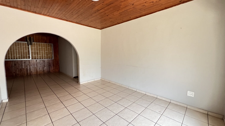 5 Bedroom Property for Sale in Helikonpark Gauteng