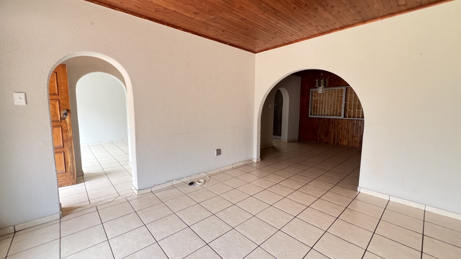 5 Bedroom Property for Sale in Helikonpark Gauteng