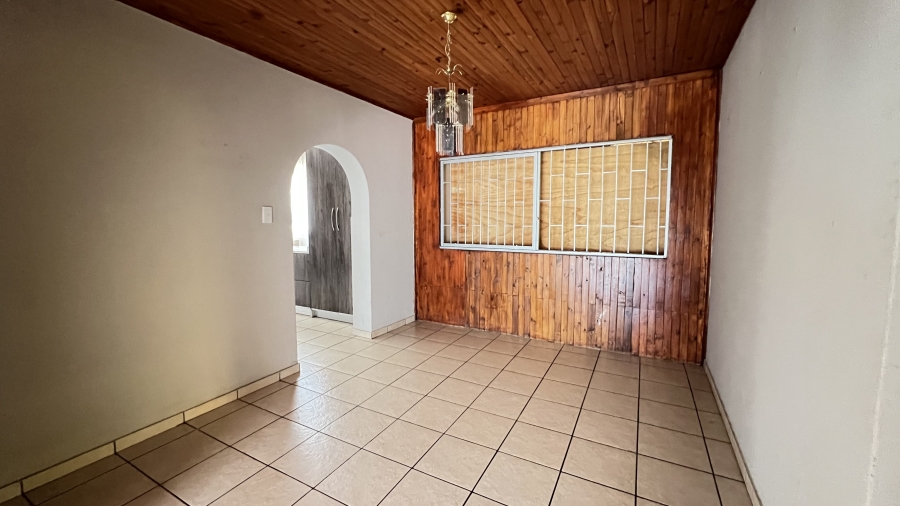 5 Bedroom Property for Sale in Helikonpark Gauteng