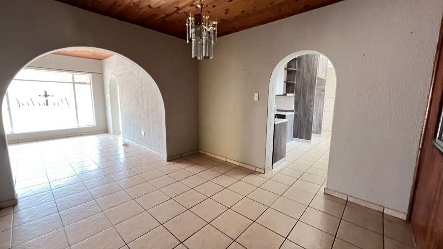 5 Bedroom Property for Sale in Helikonpark Gauteng