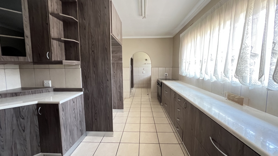 5 Bedroom Property for Sale in Helikonpark Gauteng