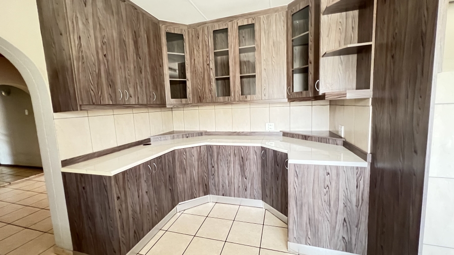 5 Bedroom Property for Sale in Helikonpark Gauteng