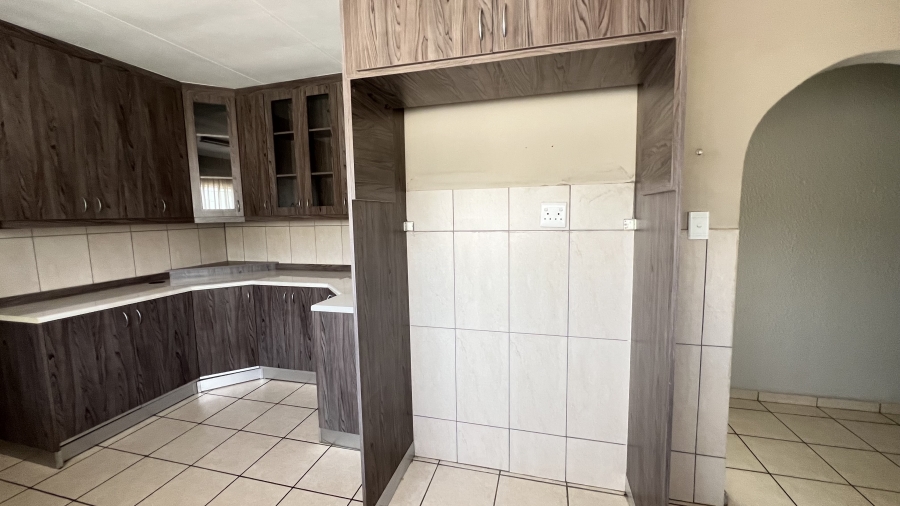 5 Bedroom Property for Sale in Helikonpark Gauteng