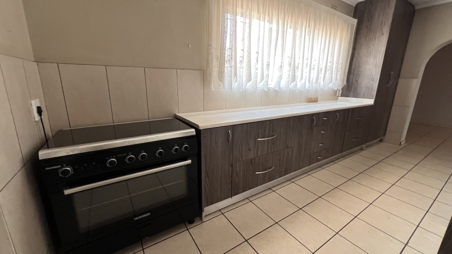 5 Bedroom Property for Sale in Helikonpark Gauteng