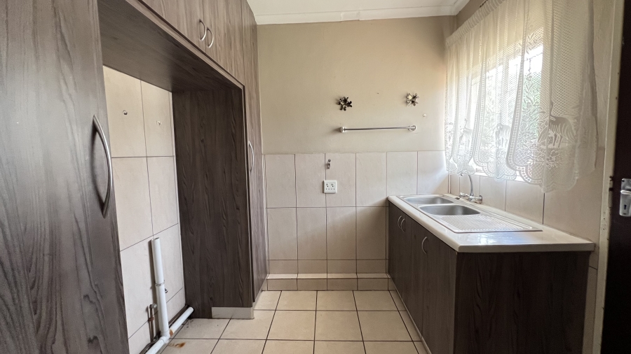 5 Bedroom Property for Sale in Helikonpark Gauteng