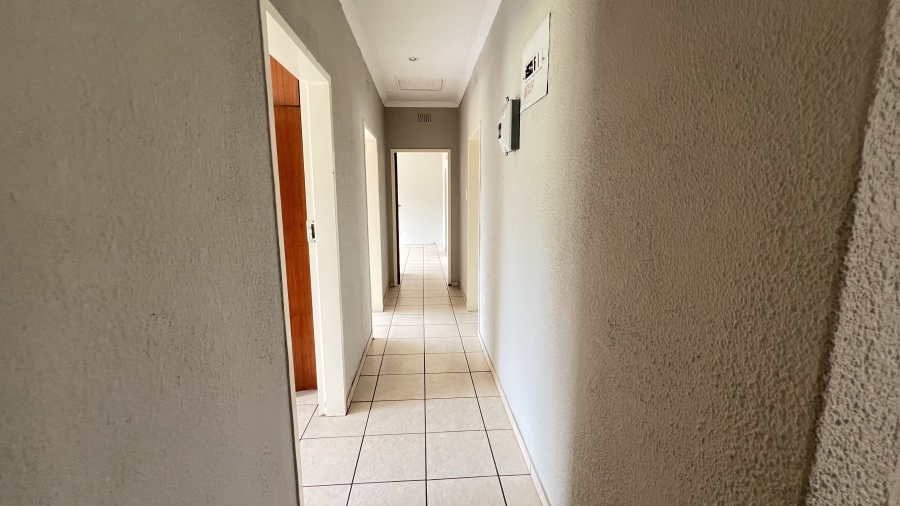 5 Bedroom Property for Sale in Helikonpark Gauteng