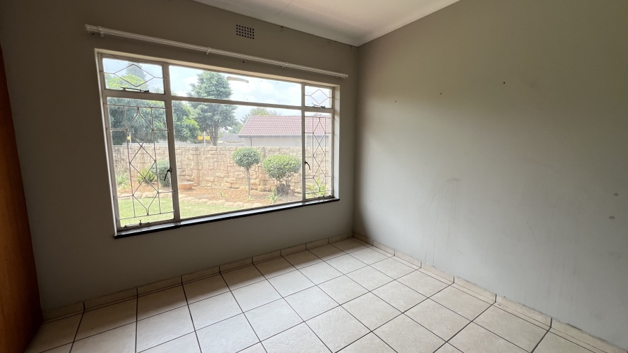 5 Bedroom Property for Sale in Helikonpark Gauteng