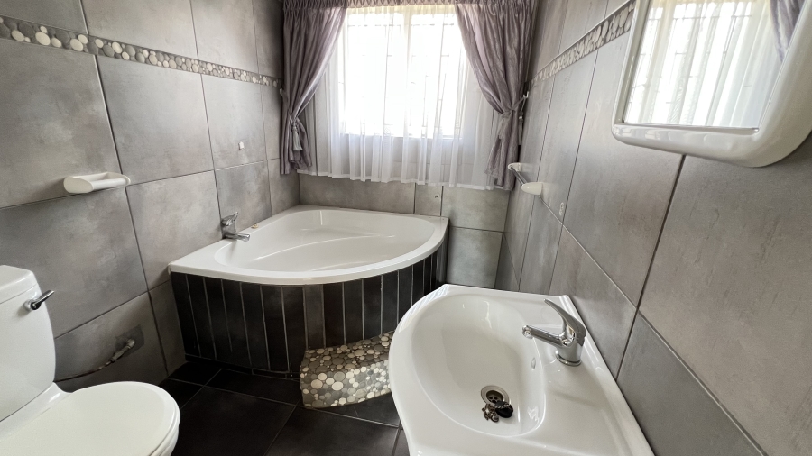 5 Bedroom Property for Sale in Helikonpark Gauteng