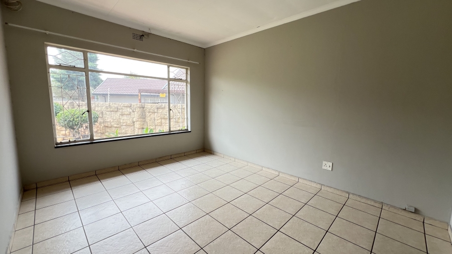 5 Bedroom Property for Sale in Helikonpark Gauteng