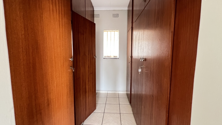 5 Bedroom Property for Sale in Helikonpark Gauteng