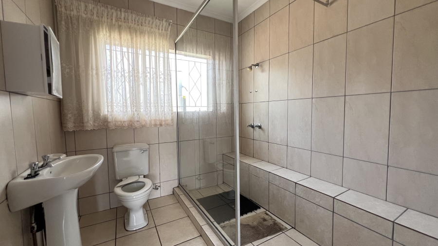 5 Bedroom Property for Sale in Helikonpark Gauteng