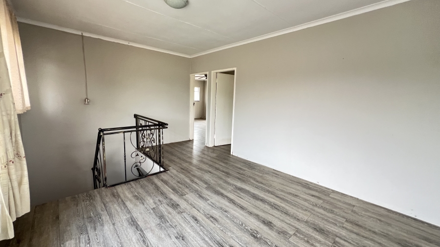 5 Bedroom Property for Sale in Helikonpark Gauteng