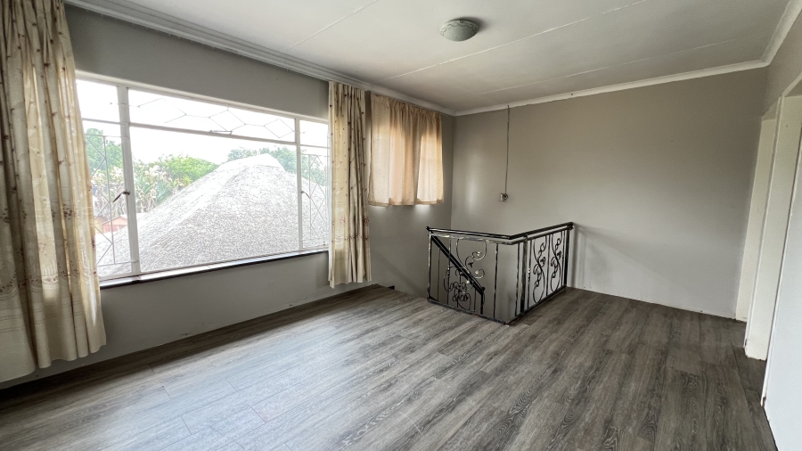 5 Bedroom Property for Sale in Helikonpark Gauteng