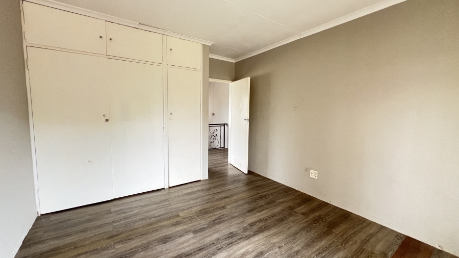 5 Bedroom Property for Sale in Helikonpark Gauteng