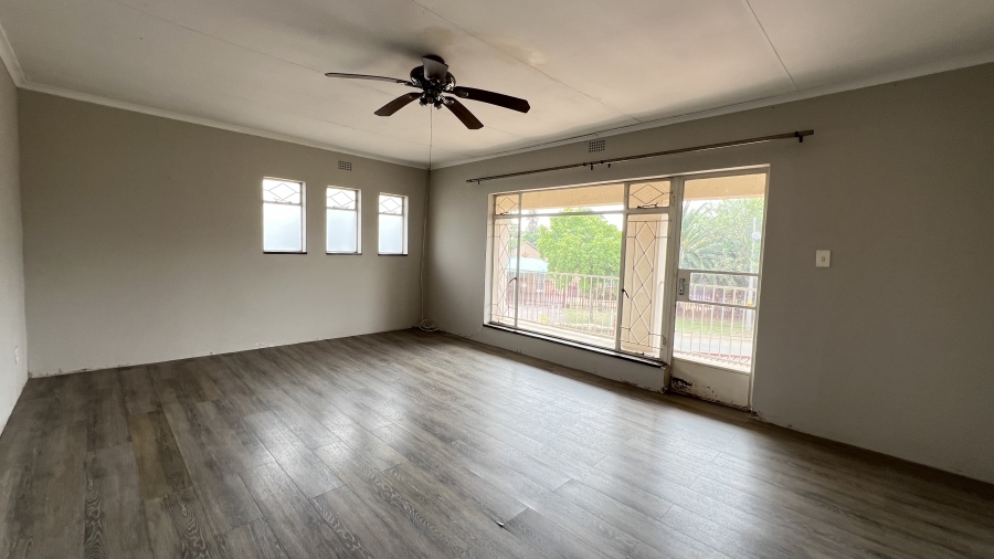 5 Bedroom Property for Sale in Helikonpark Gauteng