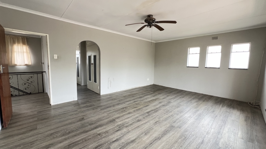 5 Bedroom Property for Sale in Helikonpark Gauteng