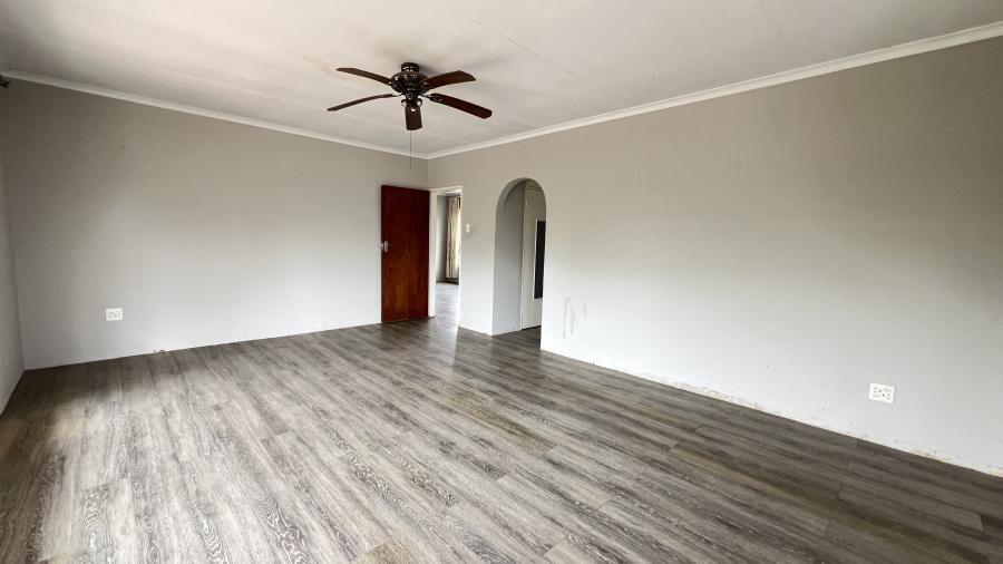 5 Bedroom Property for Sale in Helikonpark Gauteng