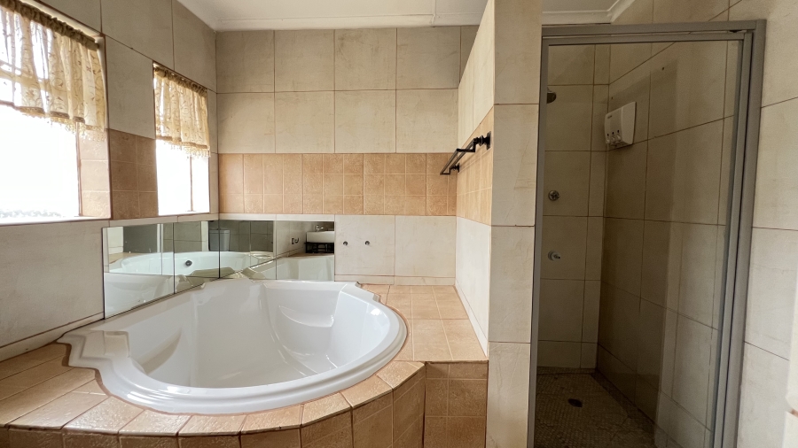 5 Bedroom Property for Sale in Helikonpark Gauteng