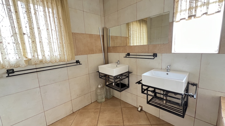 5 Bedroom Property for Sale in Helikonpark Gauteng