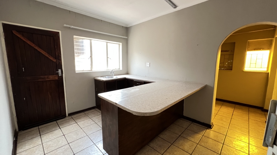 5 Bedroom Property for Sale in Helikonpark Gauteng
