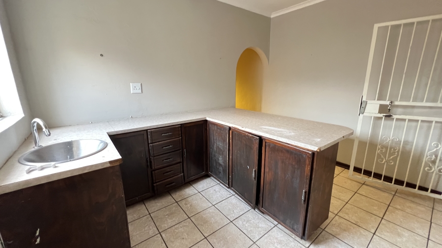 5 Bedroom Property for Sale in Helikonpark Gauteng