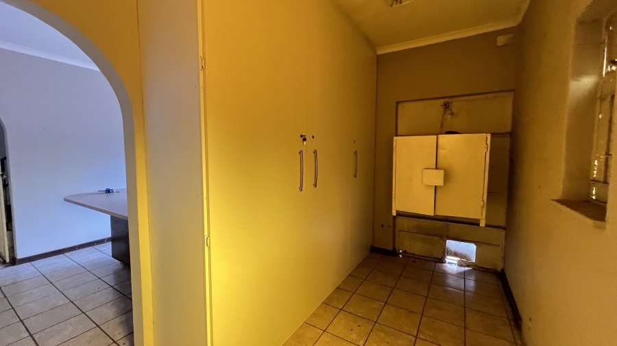 5 Bedroom Property for Sale in Helikonpark Gauteng