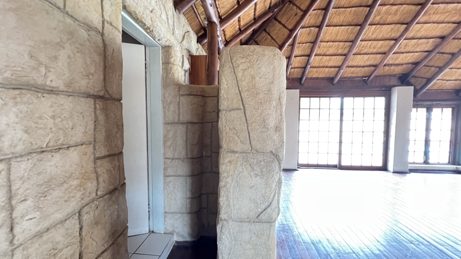 5 Bedroom Property for Sale in Helikonpark Gauteng