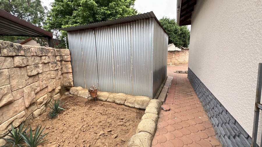 5 Bedroom Property for Sale in Helikonpark Gauteng