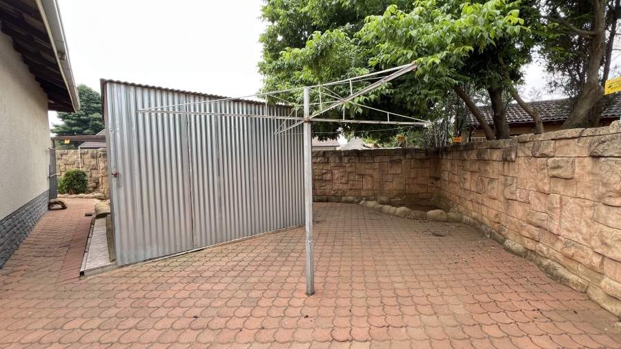 5 Bedroom Property for Sale in Helikonpark Gauteng