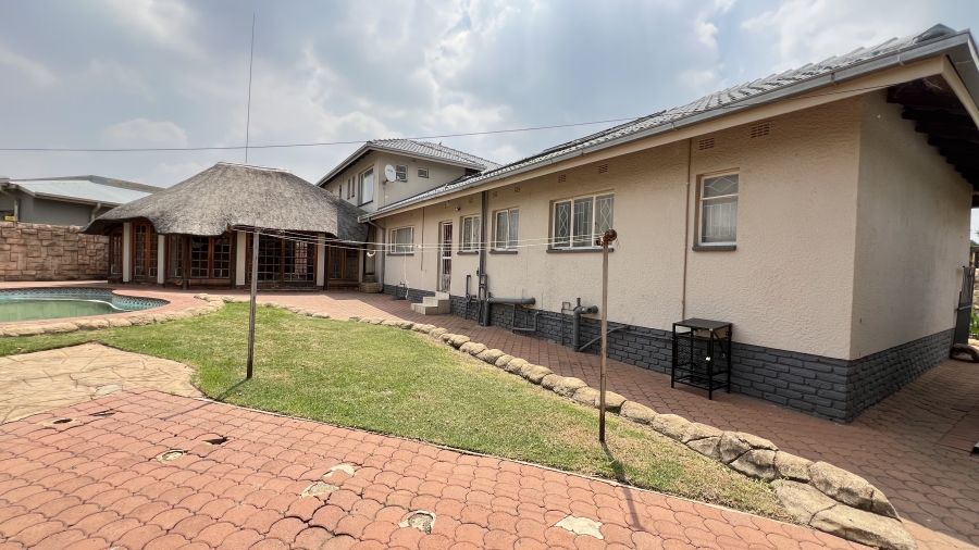 5 Bedroom Property for Sale in Helikonpark Gauteng