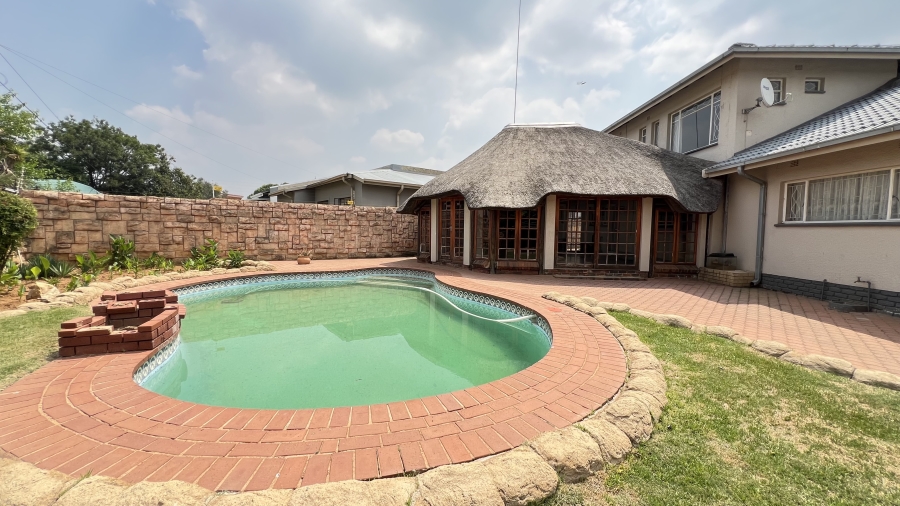 5 Bedroom Property for Sale in Helikonpark Gauteng