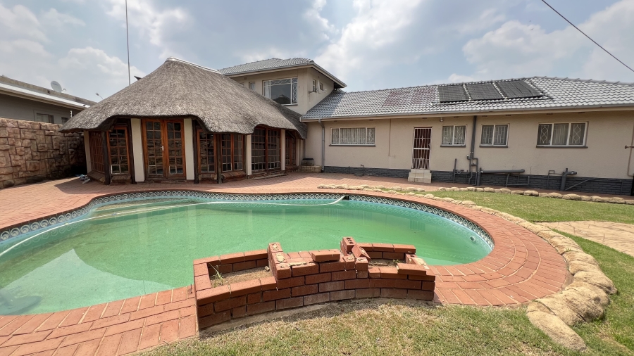 5 Bedroom Property for Sale in Helikonpark Gauteng