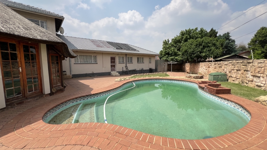 5 Bedroom Property for Sale in Helikonpark Gauteng