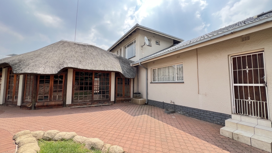 5 Bedroom Property for Sale in Helikonpark Gauteng