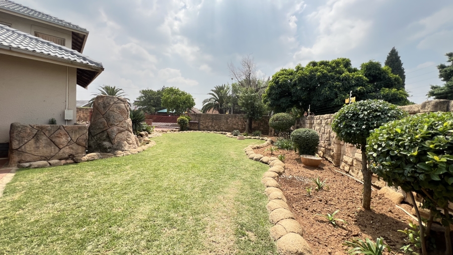 5 Bedroom Property for Sale in Helikonpark Gauteng