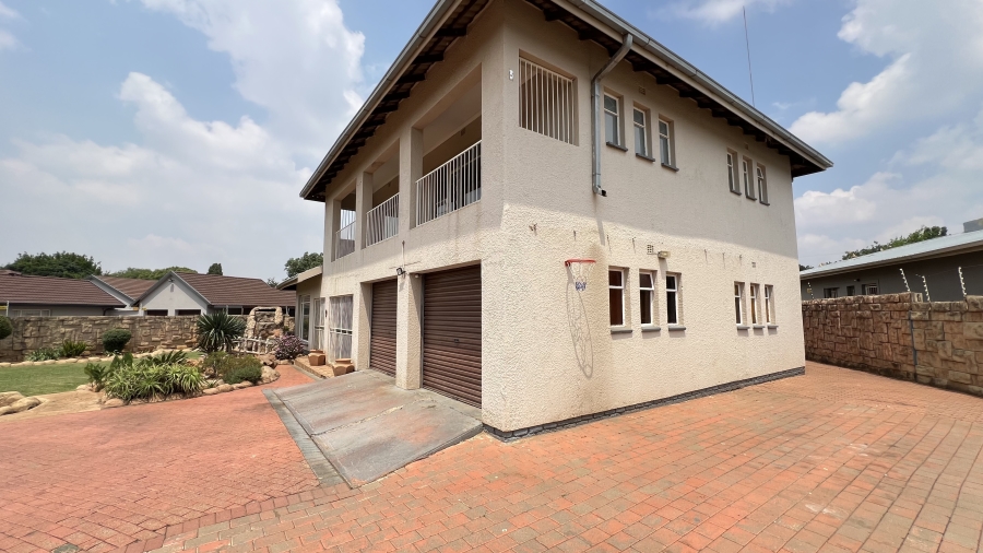 5 Bedroom Property for Sale in Helikonpark Gauteng