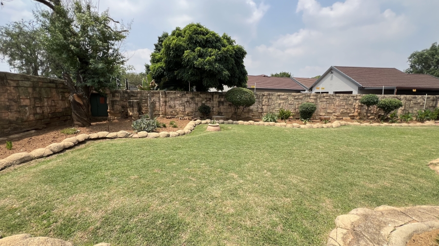 5 Bedroom Property for Sale in Helikonpark Gauteng
