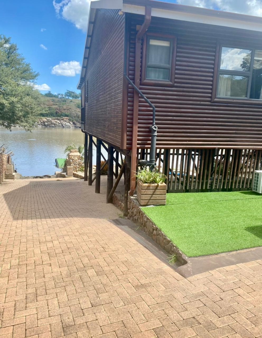 2 Bedroom Property for Sale in Vaaloewer Gauteng