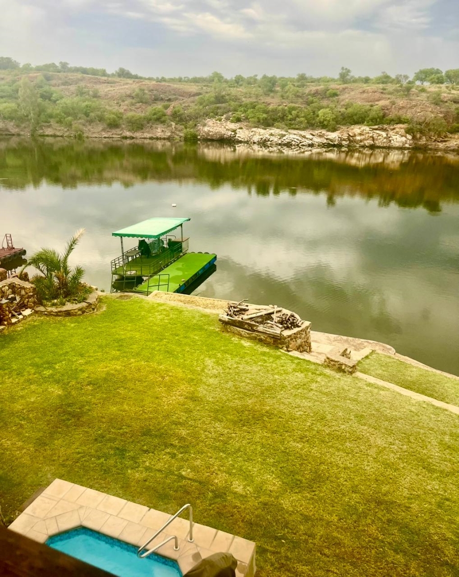 2 Bedroom Property for Sale in Vaaloewer Gauteng