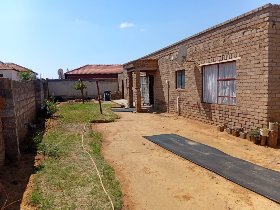 2 Bedroom Property for Sale in Mohlakeng Gauteng