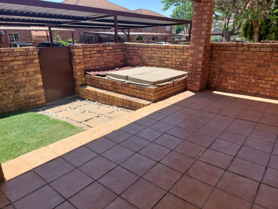 2 Bedroom Property for Sale in Wilgeheuwel Gauteng