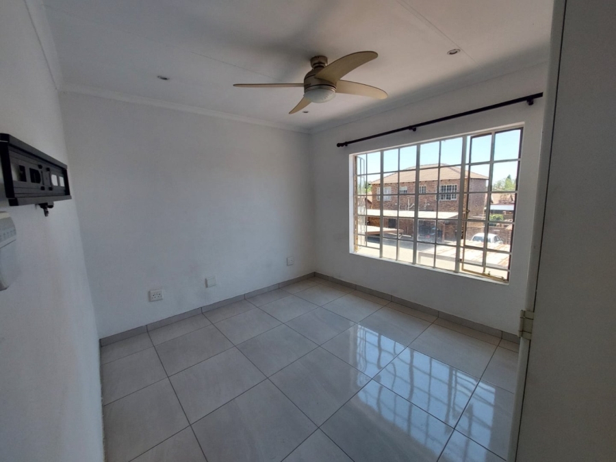 2 Bedroom Property for Sale in Wilgeheuwel Gauteng